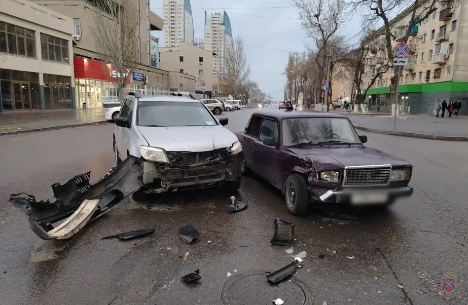 Глупое ДТП в Волгограде. 11 апреля в Ворошиловском районе Волгограда произошло ДТП