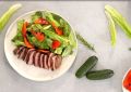 Салат со стейком и печеными перцами: идеальный обед для настоящих гурманов