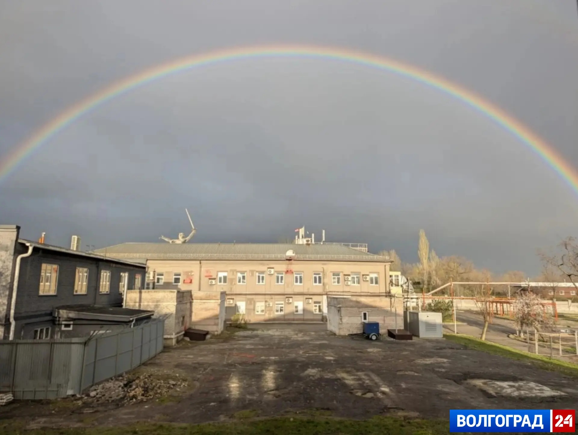 Настоящий контраст в Волгограде – солнце, тучи и полная радуга