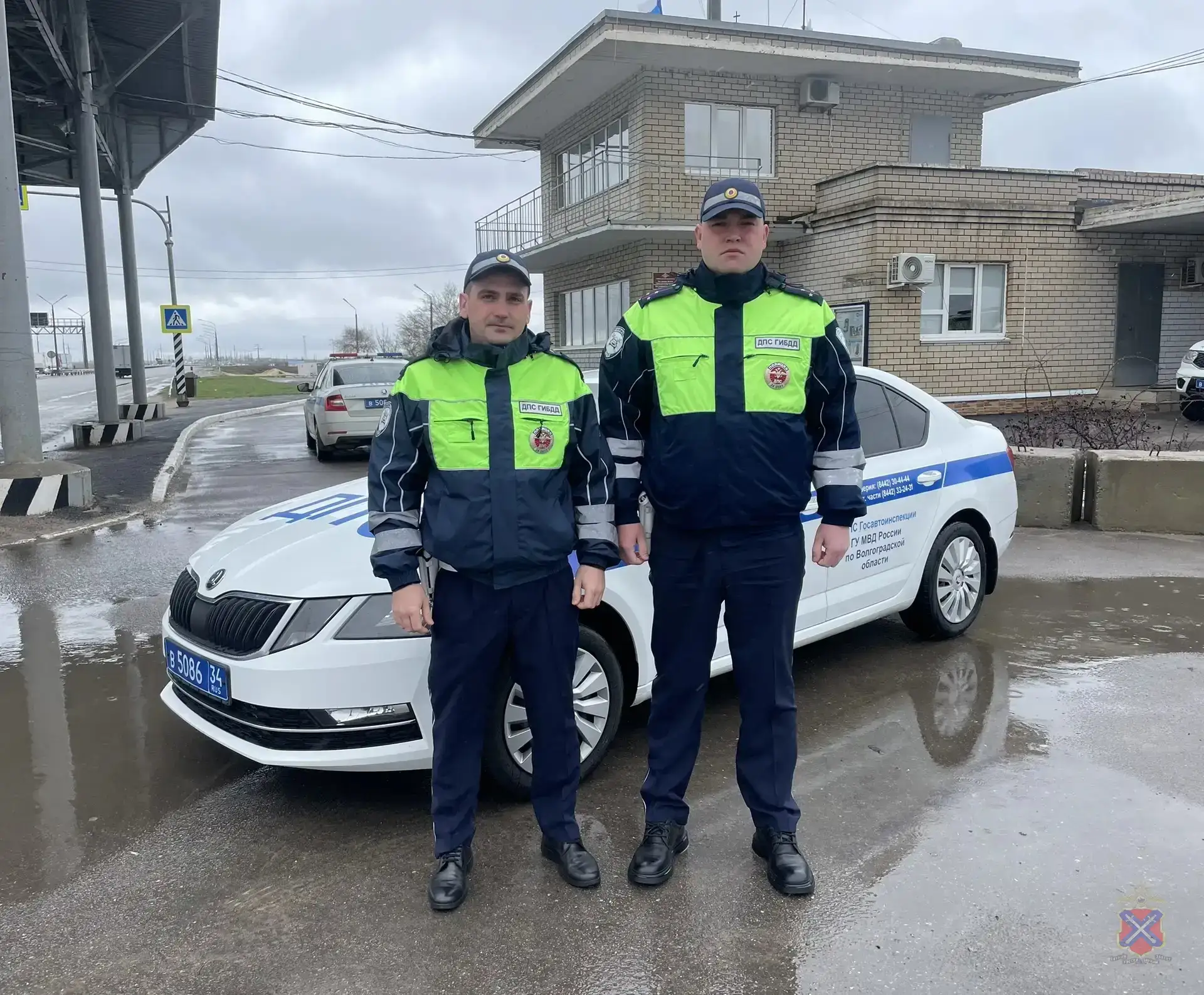 Полицейские помогли супругам во время неожиданно начавшихся родов под Волгоградом