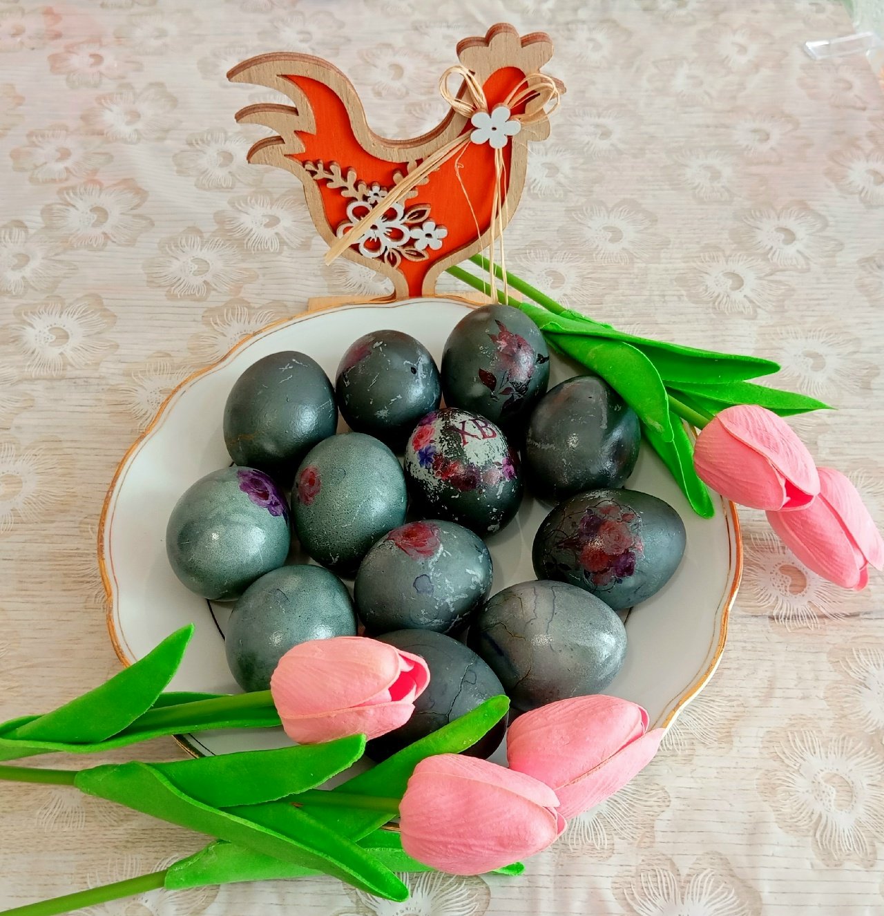 После Пасхи в холодильниках волгоградцев нередко остаются крашеные яйца и куличи