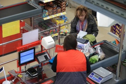 Волгоградцы чаще стали снимать наличку через магазинные кассы