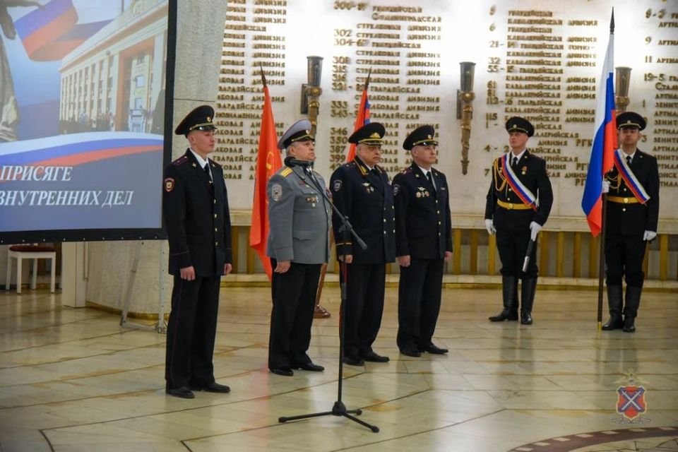 В канун празднования Дня Победы молодые сотрудники волгоградской полиции приняли Присягу В канун празднования Дня Победы молодые сотрудники волгоградской полиции приняли Присягу