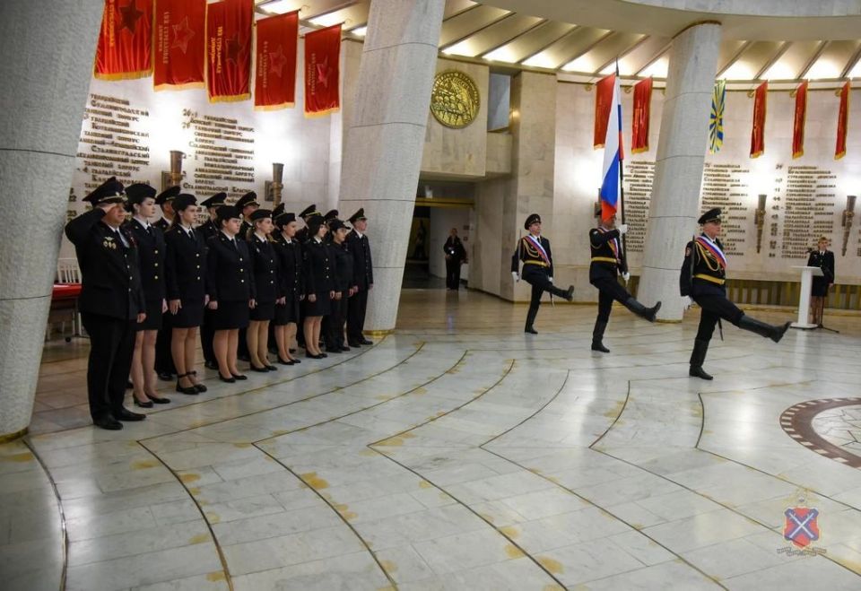 В канун празднования Дня Победы молодые сотрудники волгоградской полиции приняли Присягу В канун празднования Дня Победы молодые сотрудники волгоградской полиции приняли Присягу