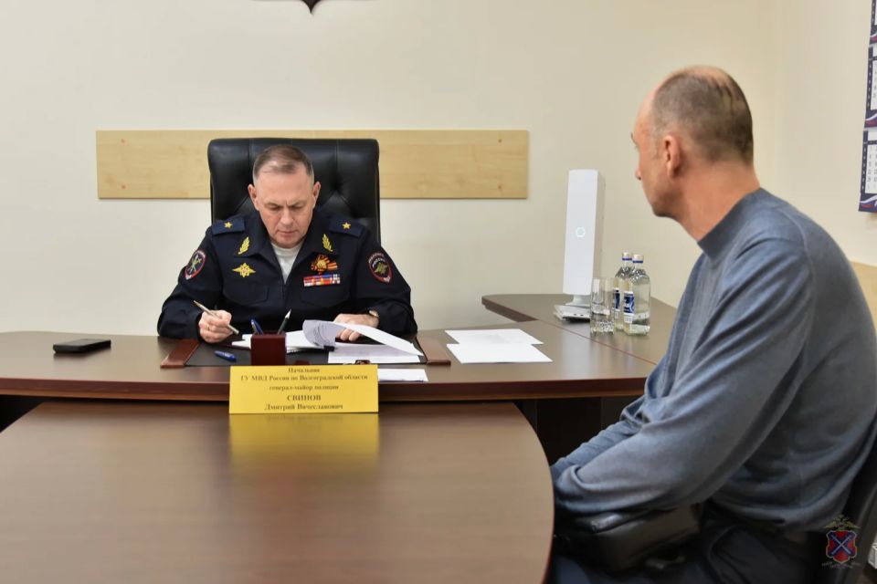Генерал-майор полиции Дмитрий Свинов провел встречу с волгоградцами Генерал-майор полиции Дмитрий Свинов провел встречу с волгоградцами