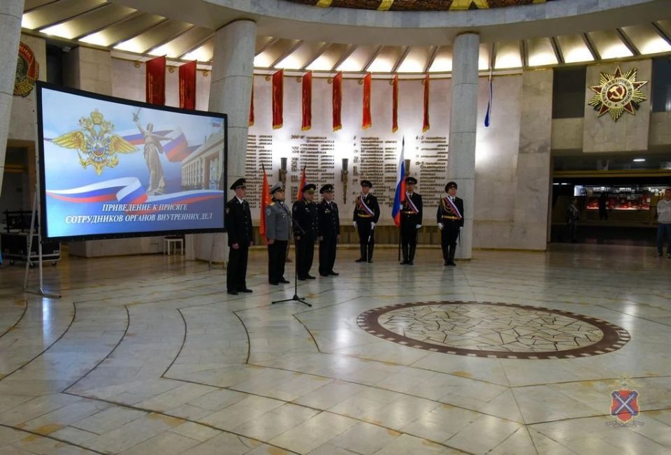 В канун празднования Дня Победы молодые сотрудники волгоградской полиции приняли Присягу В канун празднования Дня Победы молодые сотрудники волгоградской полиции приняли Присягу