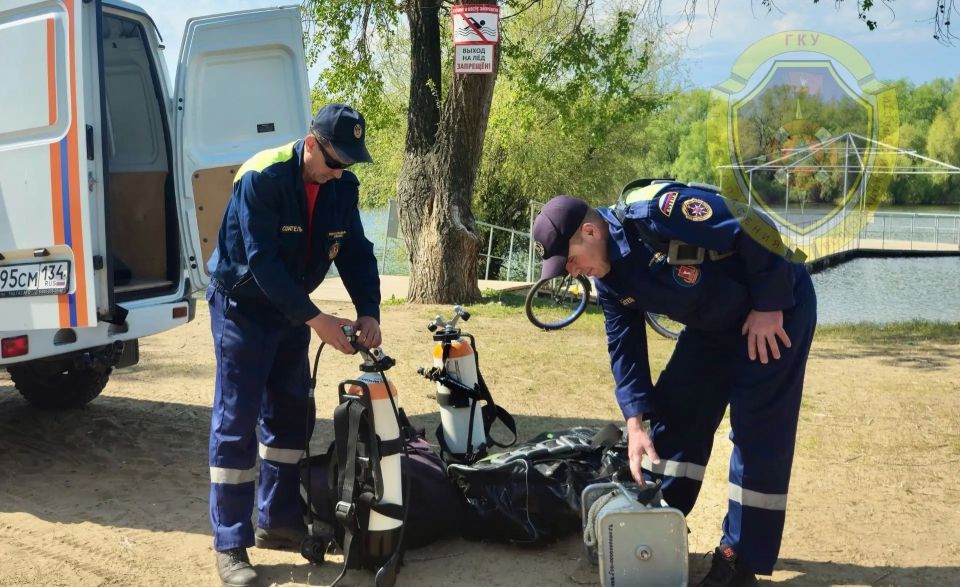 Под Волгоградом водолазы ищут в озере тело утонувшего подростка