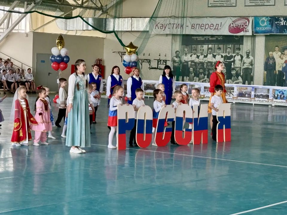 Накануне Дня Победы в ФОКе «Молодежный» состоялись парад кадетов и праздничный концерт, на котором творческие коллективы города Волгограда выступили с патриотическими номерами Накануне Дня Победы в ФОКе «Молодежный» состоялись парад кадетов и праздничный концерт, на котором творческие коллективы города Волгограда выступили с патриотическими номерами