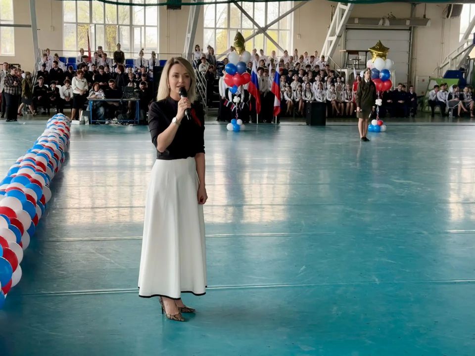Накануне Дня Победы в ФОКе «Молодежный» состоялись парад кадетов и праздничный концерт, на котором творческие коллективы города Волгограда выступили с патриотическими номерами Накануне Дня Победы в ФОКе «Молодежный» состоялись парад кадетов и праздничный концерт, на котором творческие коллективы города Волгограда выступили с патриотическими номерами