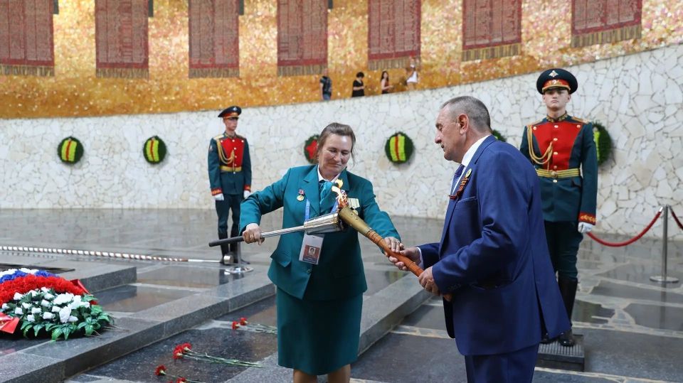 Частицу Вечного огня с Мамаева кургана в Волгограде передали на Ставрополье по просьбе жителей села Родниковское Ставропольского края — потомков участников Сталинградской битвы, сообщает Волгоградская областная дума