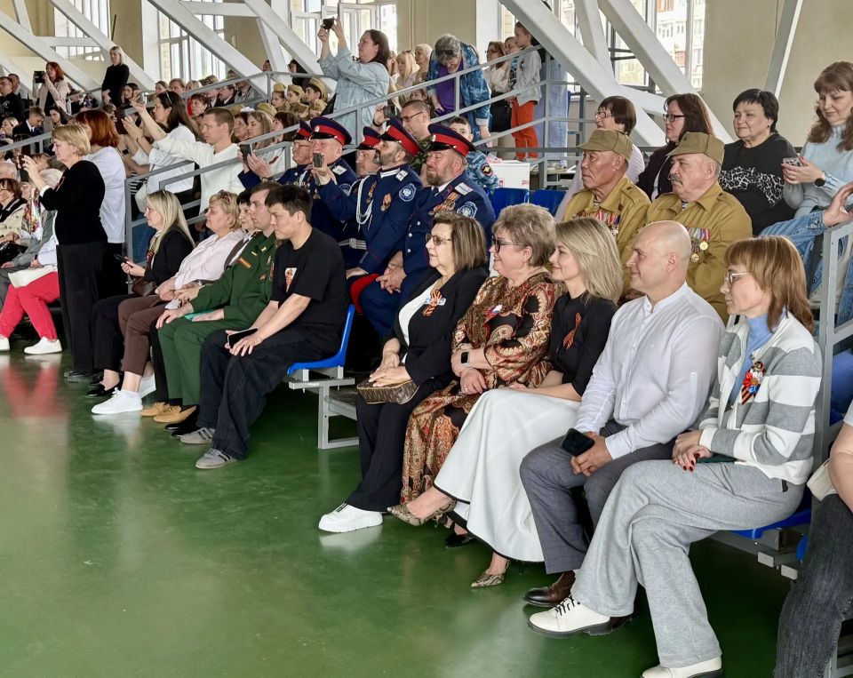 Накануне Дня Победы в ФОКе «Молодежный» состоялись парад кадетов и праздничный концерт, на котором творческие коллективы города Волгограда выступили с патриотическими номерами Накануне Дня Победы в ФОКе «Молодежный» состоялись парад кадетов и праздничный концерт, на котором творческие коллективы города Волгограда выступили с патриотическими номерами