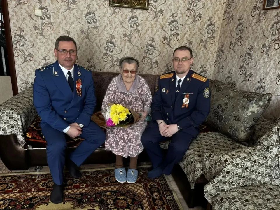 В преддверии празднования 81-й годовщины Победы в Великой Отечественной войне прокурором Палласовского района Волгоградской области Сергеем Васильевичем Вдовенко совместно с руководителем Палласовского межрайонного... В преддверии празднования 81-й годовщины Победы в Великой Отечественной войне прокурором Палласовского района Волгоградской области Сергеем Васильевичем Вдовенко совместно с руководителем Палласовского межрайонного...