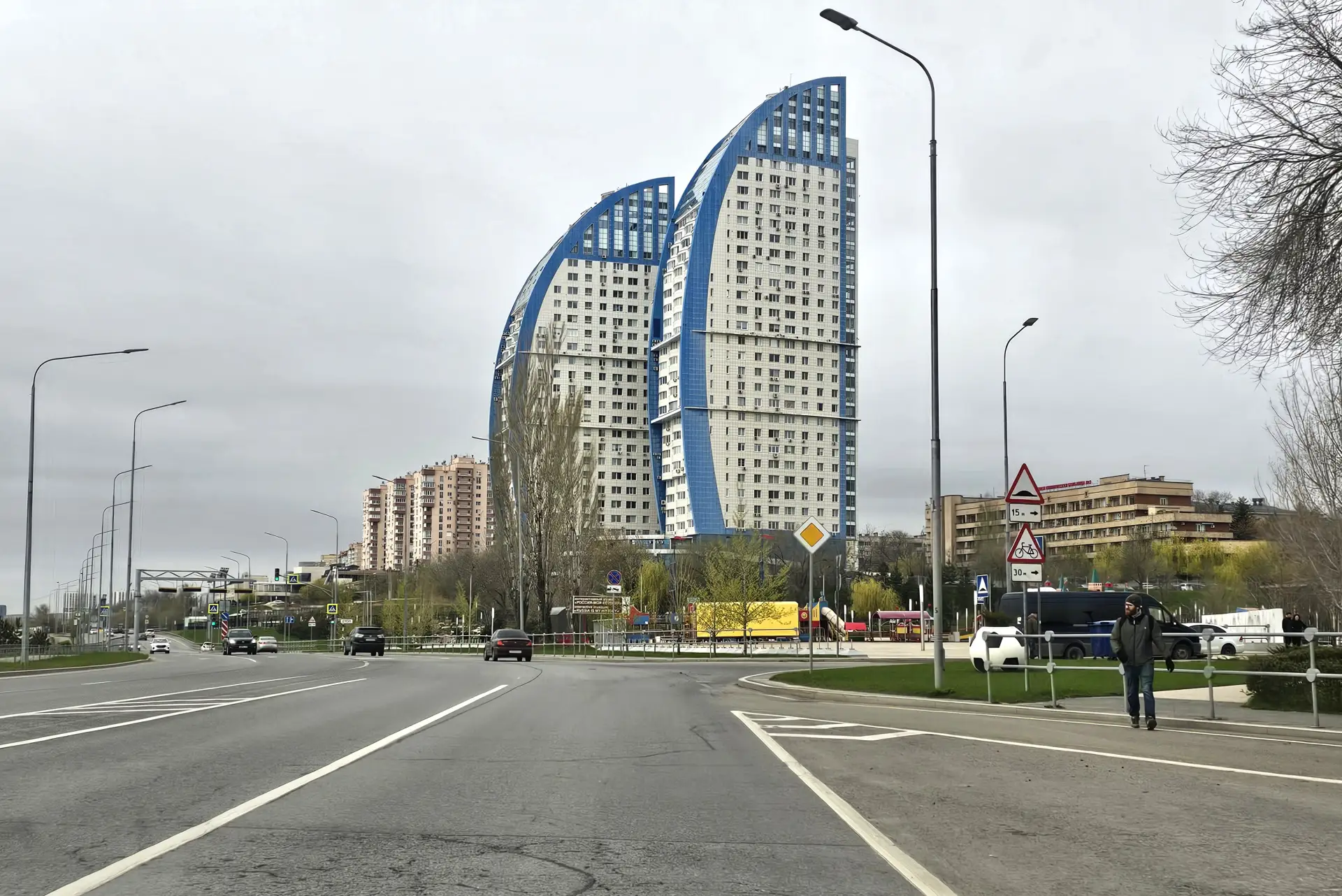 Платные парковки делают на набережной у амфитеатра и у Димитриевского кладбища в Волгограде