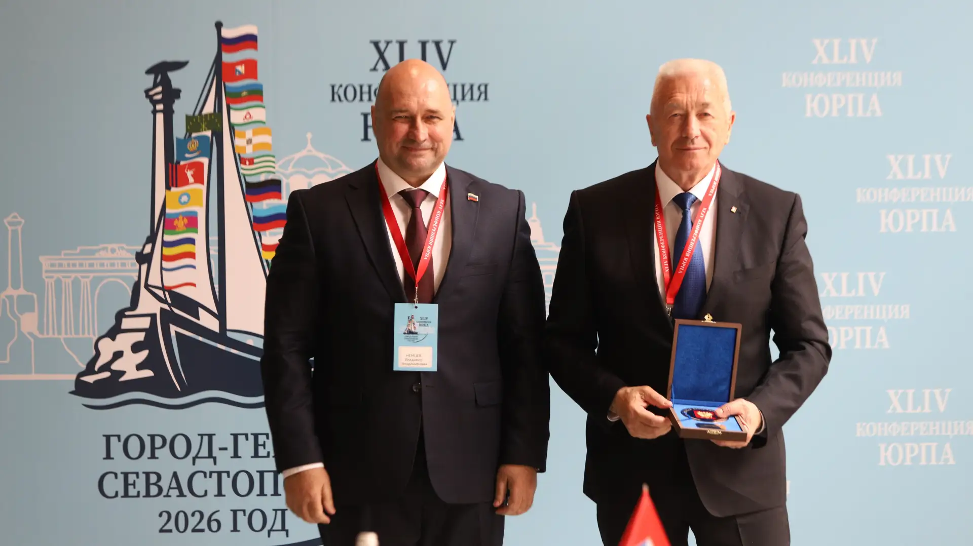 Сегодня в рамках заседания Совета Южно-Российской Парламентской Ассоциации председателю Волгоградской областной Думы Александру Блошкину вручили памятный знак «Заслуженный парламентарий Юга России»