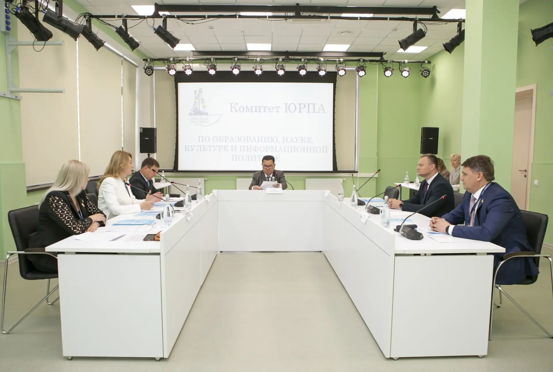 Депутат Волгоградской облдумы Евгений Кареликов принял участие в заседании комитета ЮРПА по образованию, науке, культуре и информационной политике
