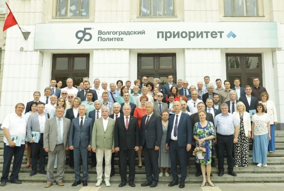 Сегодня в Волгоградском техническом университете чествовали профессора Владимира Ильича Лысака – выдающегося учёного, чьи исследования и организаторская деятельность внесли весомый вклад в развитие отечественной науки и... Сегодня в Волгоградском техническом университете чествовали профессора Владимира Ильича Лысака – выдающегося учёного, чьи исследования и организаторская деятельность внесли весомый вклад в развитие отечественной науки и...