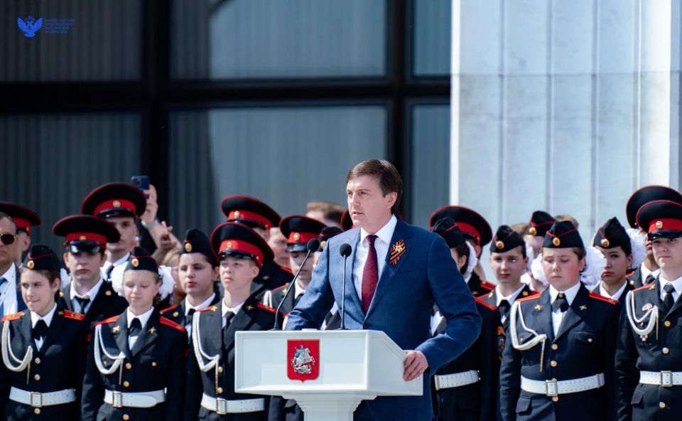 Сергей Кравцов, патриарх Кирилл и Сергей Собянин приняли участие в параде кадетов на Поклонной горе Сергей Кравцов, патриарх Кирилл и Сергей Собянин приняли участие в параде кадетов на Поклонной горе