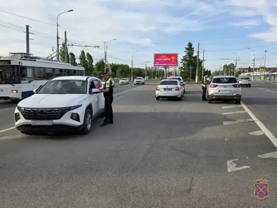 Волгоградские полицейские обеспечивают охрану общественного порядка в период проведения футбольного матча Волгоградские полицейские обеспечивают охрану общественного порядка в период проведения футбольного матча