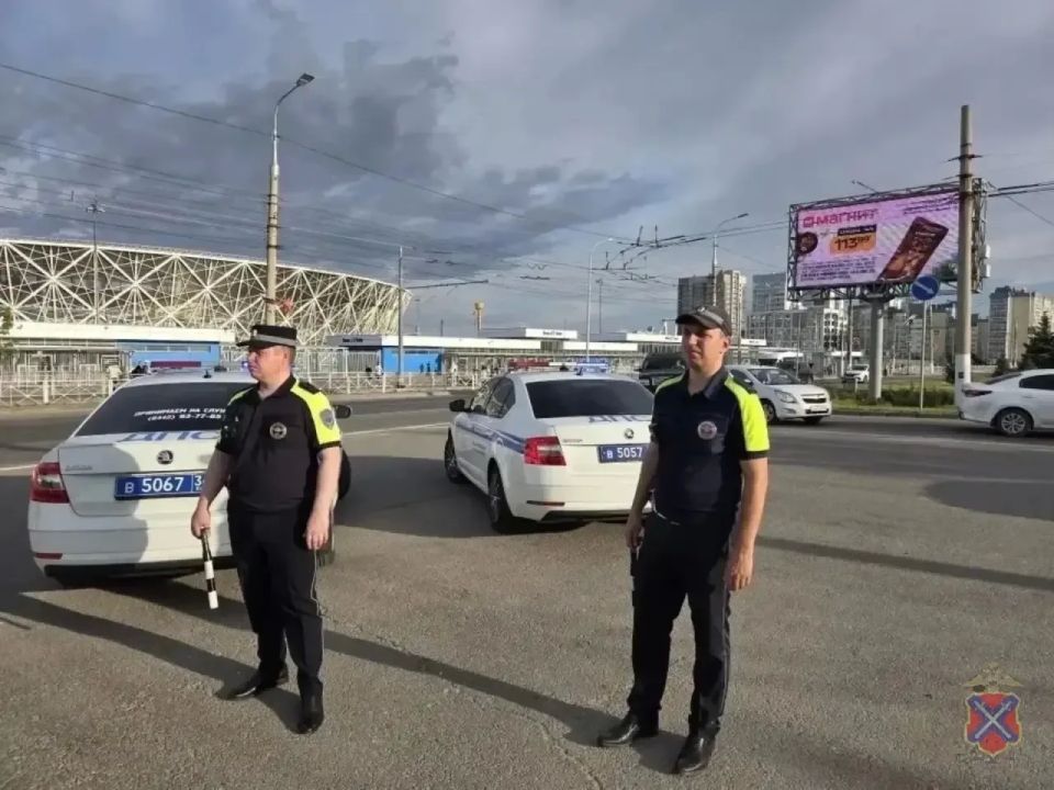 Волгоградские полицейские обеспечивают охрану общественного порядка в период проведения футбольного матча Волгоградские полицейские обеспечивают охрану общественного порядка в период проведения футбольного матча