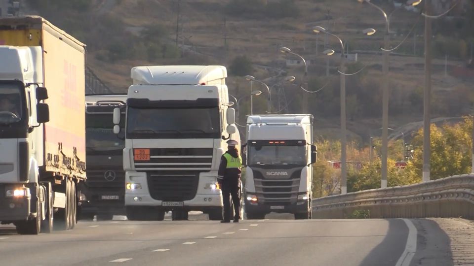 С 20 мая по 31 августа запрещен проезд большегрузов по региональным и межмуниципальным дорогам Волгоградской области с 10:00 до 22:00 при дневной температуре выше 32°