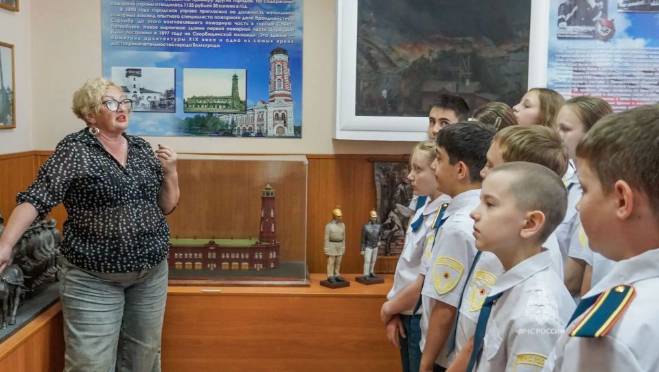 Экскурсия в пожарно-спасательную часть: знакомство с героической профессией Экскурсия в пожарно-спасательную часть: знакомство с героической профессией