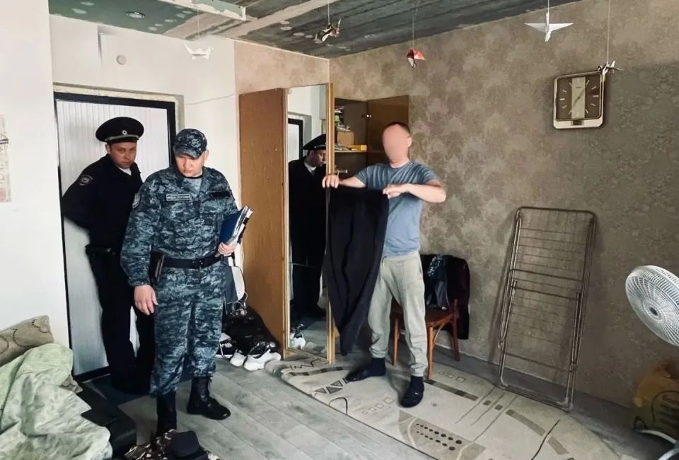 Задолжавший 600 тысяч по алиментам волгоградец спрятался от приставов в шкафу