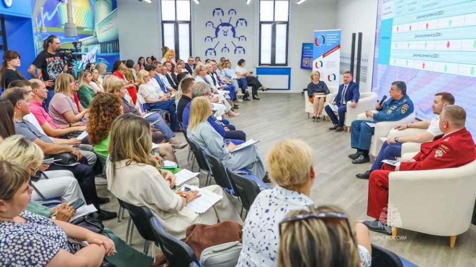 Сотрудники МЧС России приняли участие в региональной конференции «Контроль и надзор в бизнесе» Сотрудники МЧС России приняли участие в региональной конференции «Контроль и надзор в бизнесе»
