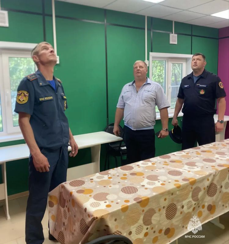 Сотрудники МЧС России проводят в детских оздоровительных лагерях проверки соответствия требованиям пожарной безопасности Сотрудники МЧС России проводят в детских оздоровительных лагерях проверки соответствия требованиям пожарной безопасности