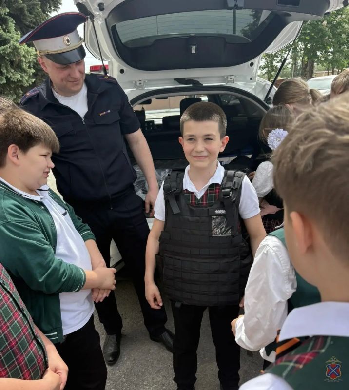 Один день с инспектором ДПС: лицеисты и юные инспекторы движения познакомились с работой Госавтоинспекции Один день с инспектором ДПС: лицеисты и юные инспекторы движения познакомились с работой Госавтоинспекции