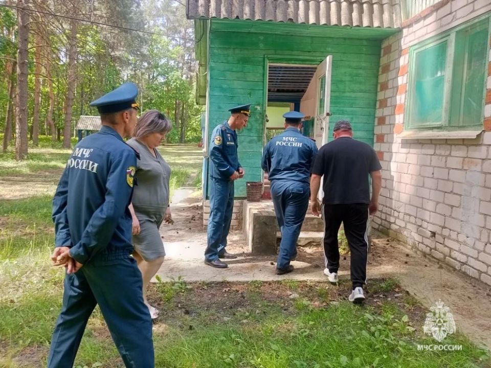 Сотрудники МЧС России проводят в детских оздоровительных лагерях проверки соответствия требованиям пожарной безопасности Сотрудники МЧС России проводят в детских оздоровительных лагерях проверки соответствия требованиям пожарной безопасности