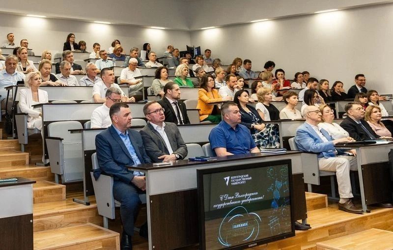 На заседании Ученого совета ВолГУ чествовали лучших сотрудников и преподавателей вуза На заседании Ученого совета ВолГУ чествовали лучших сотрудников и преподавателей вуза