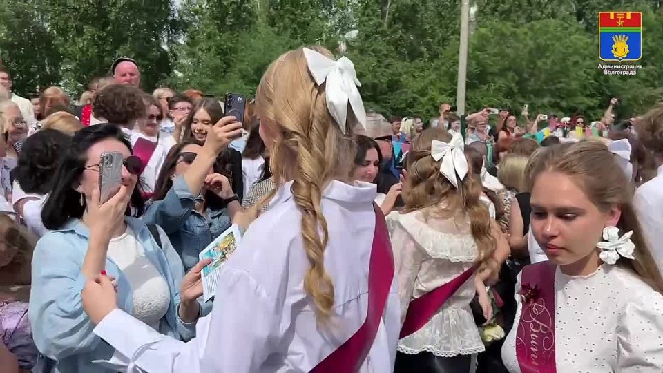 26 мая прозвенел последний звонок для более 15 тысяч выпускников волгоградских школ