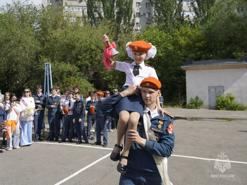 Сотрудники МЧС России приняли участие в торжественных линейках пo случаю Последнего звонка Сотрудники МЧС России приняли участие в торжественных линейках пo случаю Последнего звонка