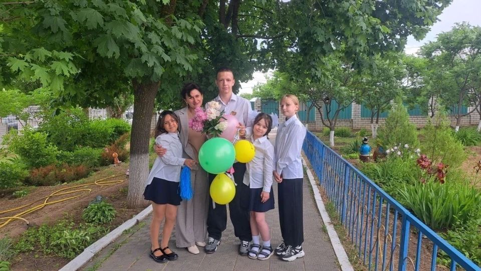 Для ребят из региональных соцучреждений прозвенел последний звонок Для ребят из региональных соцучреждений прозвенел последний звонок