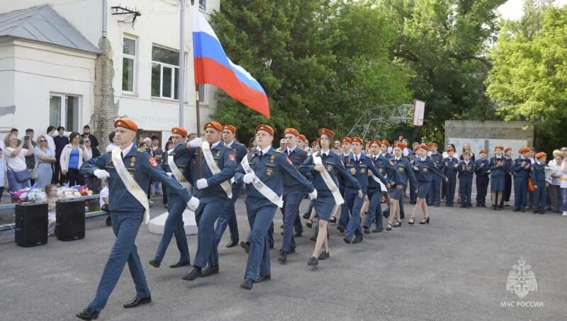 Сотрудники МЧС России приняли участие в торжественных линейках пo случаю Последнего звонка Сотрудники МЧС России приняли участие в торжественных линейках пo случаю Последнего звонка