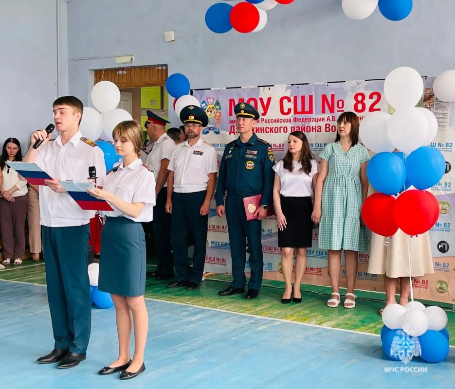 Сотрудники МЧС России приняли участие в торжественных линейках пo случаю Последнего звонка Сотрудники МЧС России приняли участие в торжественных линейках пo случаю Последнего звонка