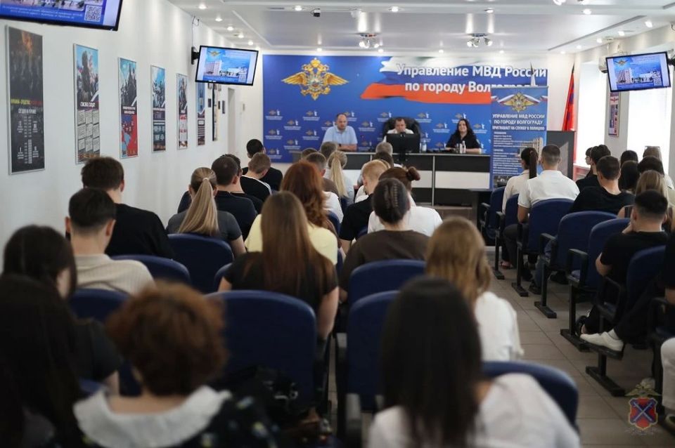 В Управлении МВД России по городу Волгограду состоялась ярмарка вакансий для студентов выпускных курсов юридических факультетов высших учебных заведений В Управлении МВД России по городу Волгограду состоялась ярмарка вакансий для студентов выпускных курсов юридических факультетов высших учебных заведений