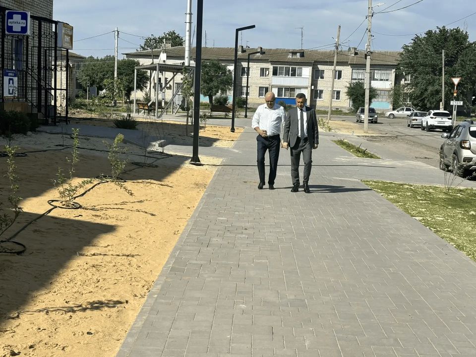 Первый зампред Волгоградской облдумы, руководитель фракции «Единая Россия» Михаил Струк вместе с главой Ленинского района Андреем Денисовым ознакомились с ходом дорожных работ в городе Ленинске Первый зампред Волгоградской облдумы, руководитель фракции «Единая Россия» Михаил Струк вместе с главой Ленинского района Андреем Денисовым ознакомились с ходом дорожных работ в городе Ленинске