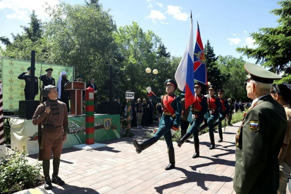 28 мая отмечается День пограничника - профессиональный праздник личного состава, ветеранов и служащих Пограничной службы ФСБ России 28 мая отмечается День пограничника - профессиональный праздник личного состава, ветеранов и служащих Пограничной службы ФСБ России