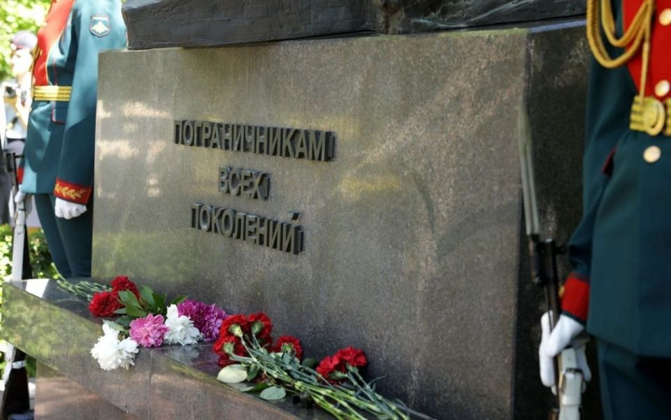 28 мая отмечается День пограничника - профессиональный праздник личного состава, ветеранов и служащих Пограничной службы ФСБ России 28 мая отмечается День пограничника - профессиональный праздник личного состава, ветеранов и служащих Пограничной службы ФСБ России