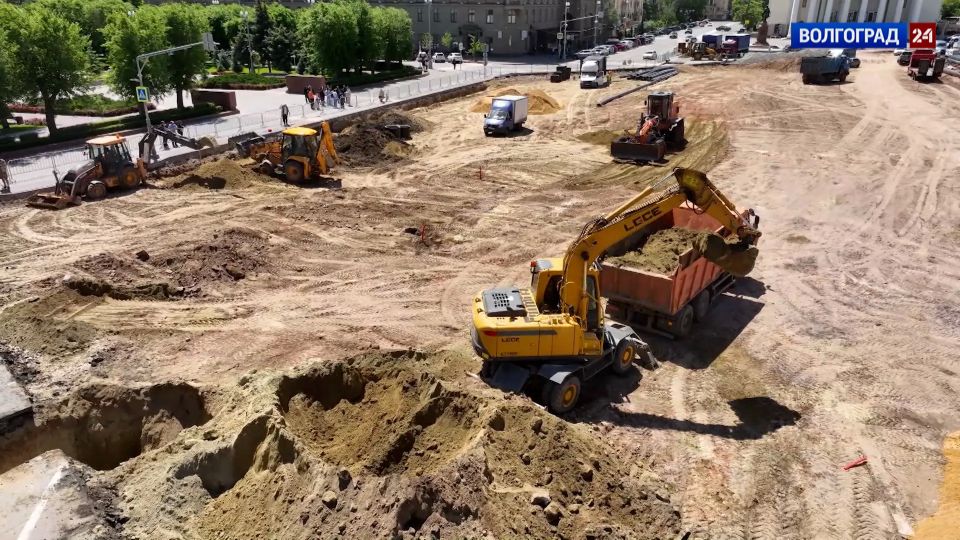 Вид на работы по благоустройству площади Павших борцов и Привокзальной площади в Волгограде с высоты птичьего полета Вид на работы по благоустройству площади Павших борцов и Привокзальной площади в Волгограде с высоты птичьего полета