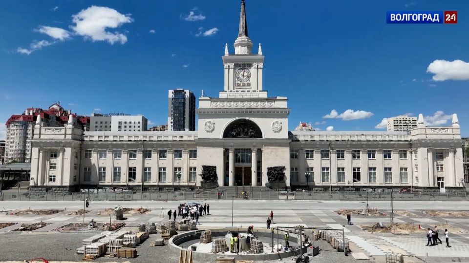 Вид на работы по благоустройству площади Павших борцов и Привокзальной площади в Волгограде с высоты птичьего полета Вид на работы по благоустройству площади Павших борцов и Привокзальной площади в Волгограде с высоты птичьего полета