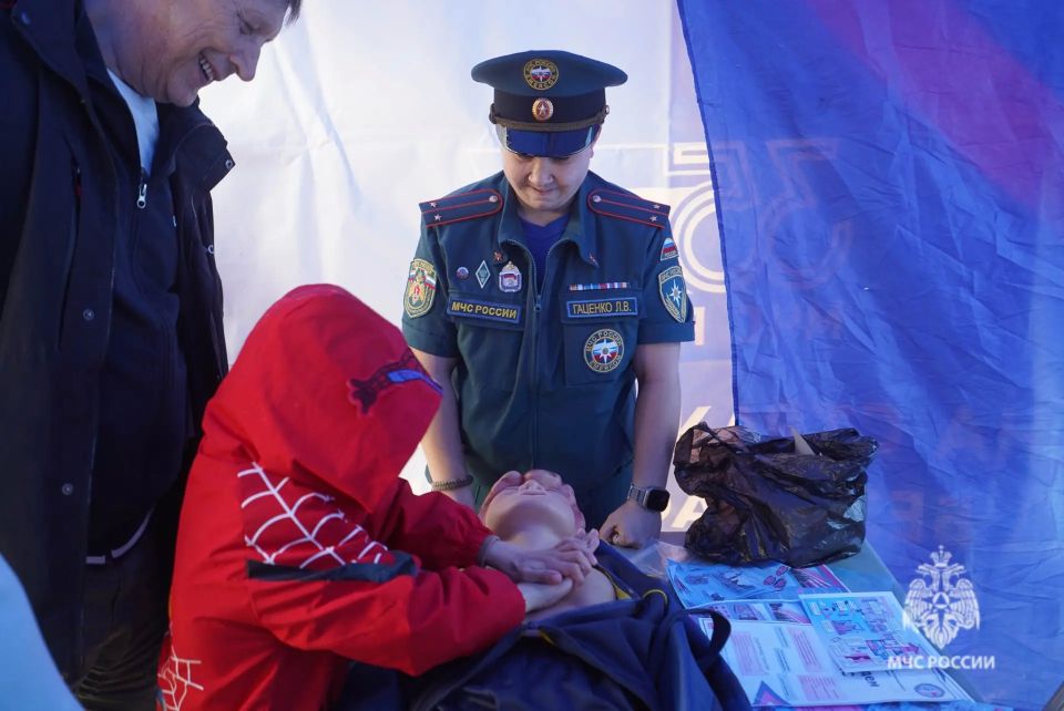 Быть добру: волгоградские огнеборцы подарили детям праздник Быть добру: волгоградские огнеборцы подарили детям праздник