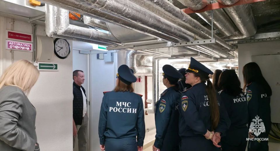 Сотрудники МЧС России совершенствуют свои профессиональные навыки Сотрудники МЧС России совершенствуют свои профессиональные навыки