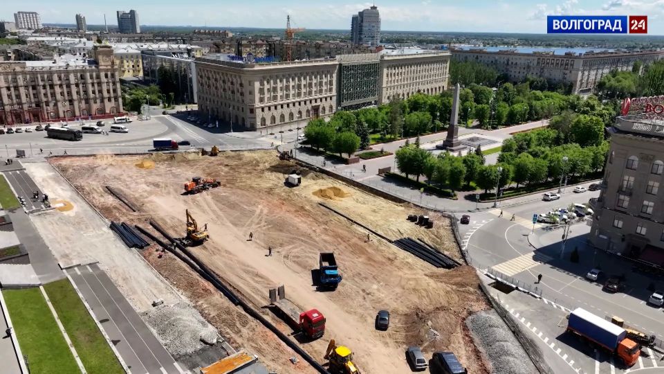 Вид на работы по благоустройству площади Павших борцов и Привокзальной площади в Волгограде с высоты птичьего полета Вид на работы по благоустройству площади Павших борцов и Привокзальной площади в Волгограде с высоты птичьего полета
