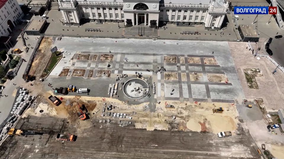 Вид на работы по благоустройству площади Павших борцов и Привокзальной площади в Волгограде с высоты птичьего полета Вид на работы по благоустройству площади Павших борцов и Привокзальной площади в Волгограде с высоты птичьего полета