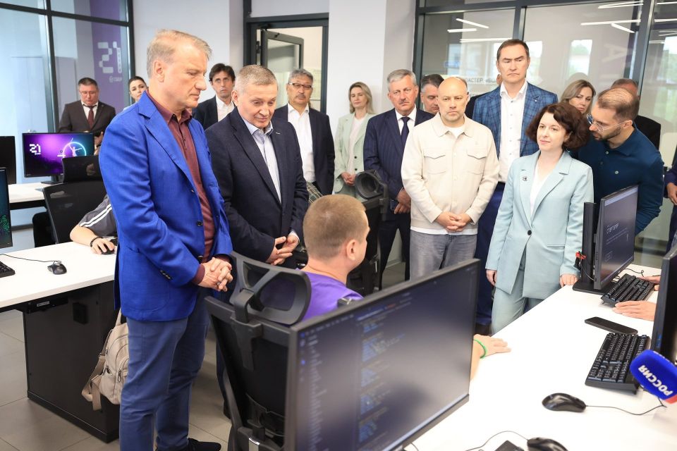 Губернатор Волгоградской области Андрей Бочаров и глава Сбербанка Герман Греф открыли кампус «Школы 21» в Волгограде, сообщает администрация региона
