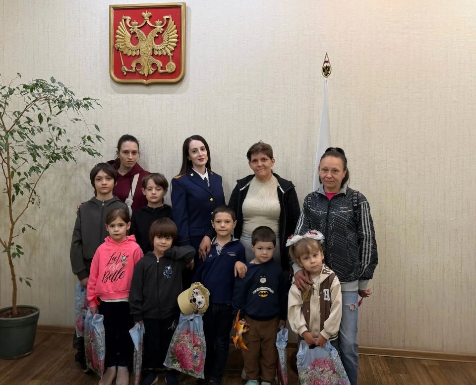 Сотрудники регионального управления СКР поздравили юных волгоградцев с праздником