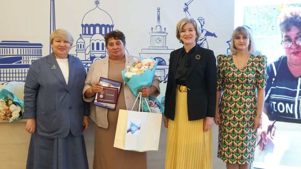 В Международный день защиты детей десять человек отмечены почетным знаком губернатора Волгоградской области «Забота о детстве» В Международный день защиты детей десять человек отмечены почетным знаком губернатора Волгоградской области «Забота о детстве»