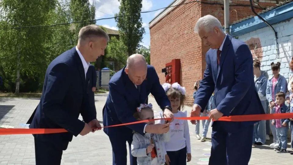 В Камышине на территории социально-реабилитационного центра для несовершеннолетних открылась новая детская площадка В Камышине на территории социально-реабилитационного центра для несовершеннолетних открылась новая детская площадка